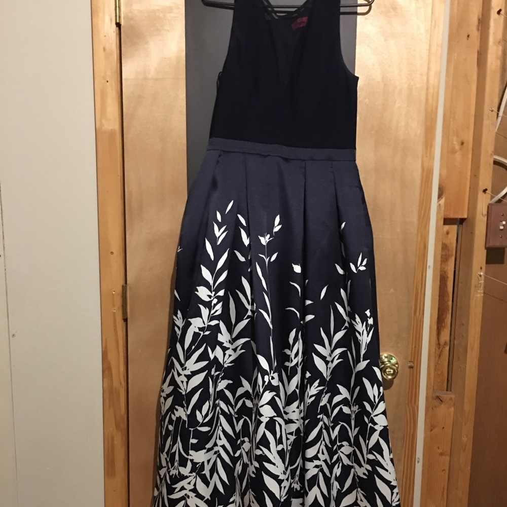 Navy and White Floral Dress - Picture 2 of 3